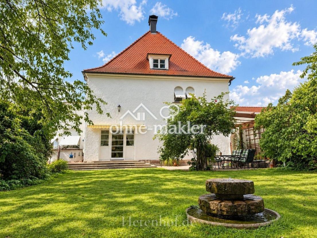 Rosengarten mit Steinbrunnen