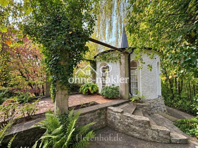Pavillon mit Treppenanlage