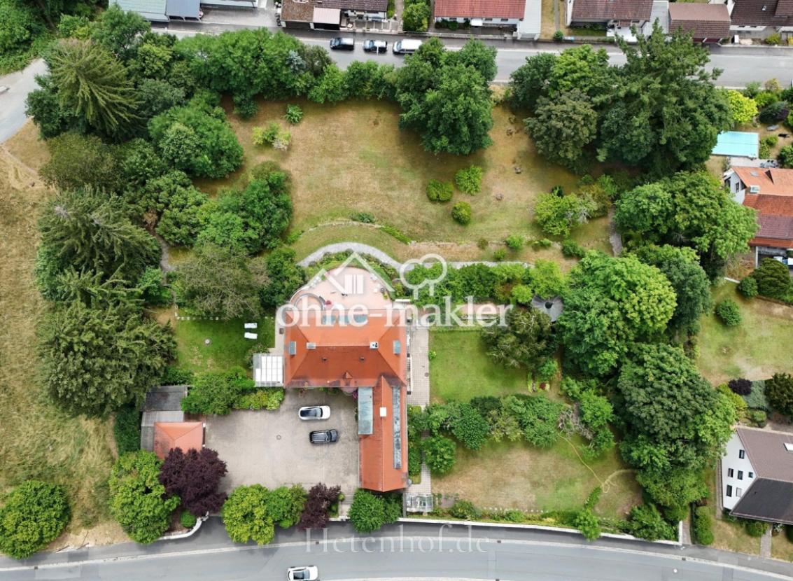 Luftaufnahme Villa mit Garten