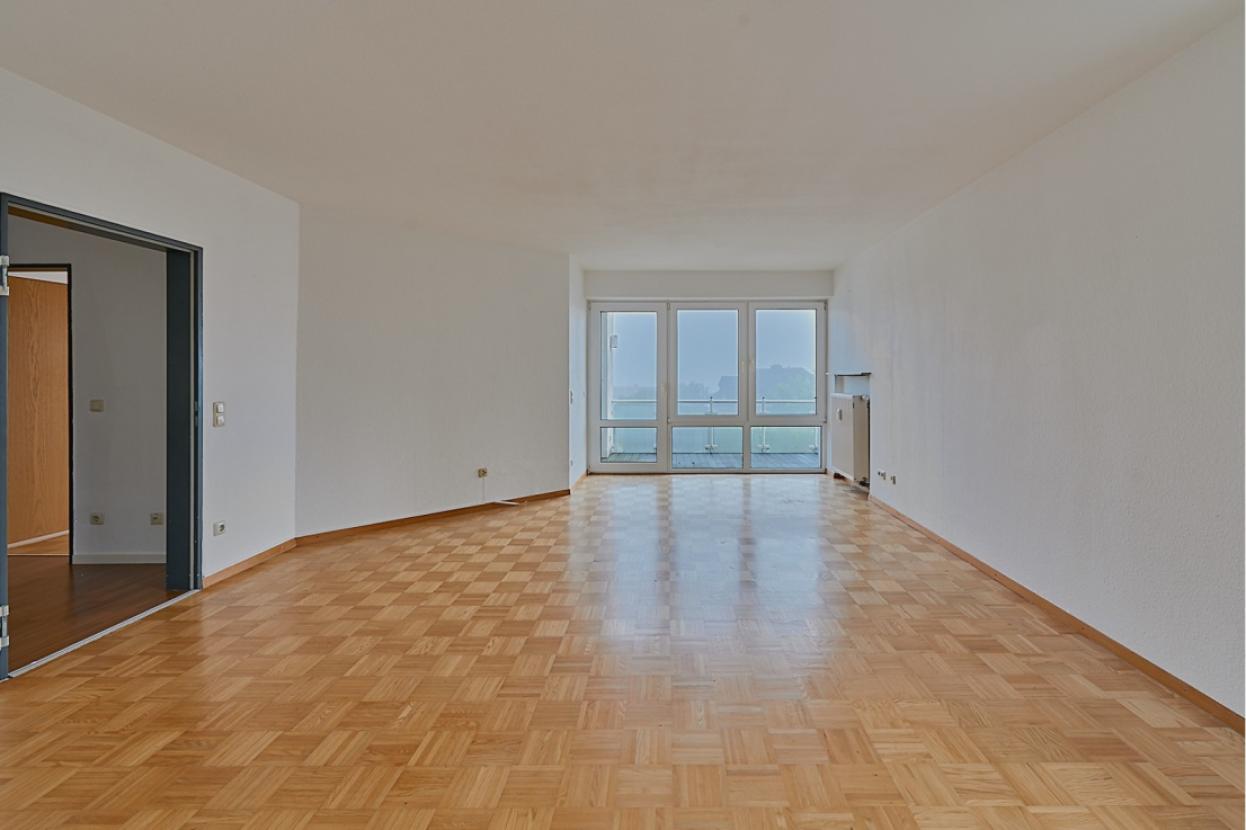 Großzügiges Wohn- und Esszimmer mit Zugang zu Balkon, Terrasse und Garten
