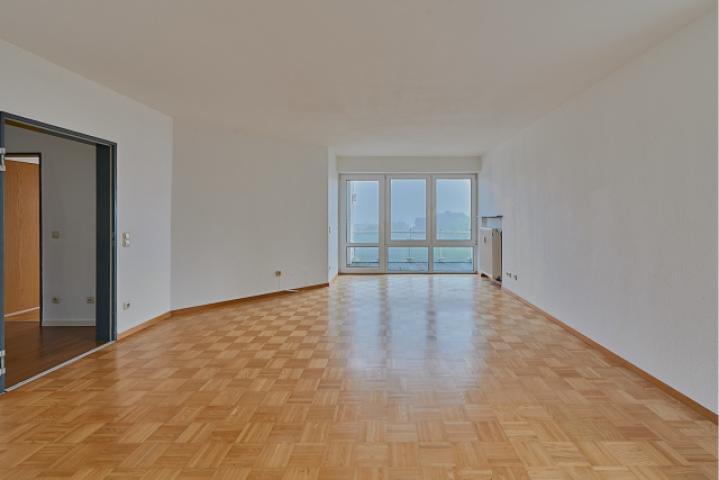 Großzügiges Wohn- und Esszimmer mit Zugang zu Balkon, Terrasse und Garten