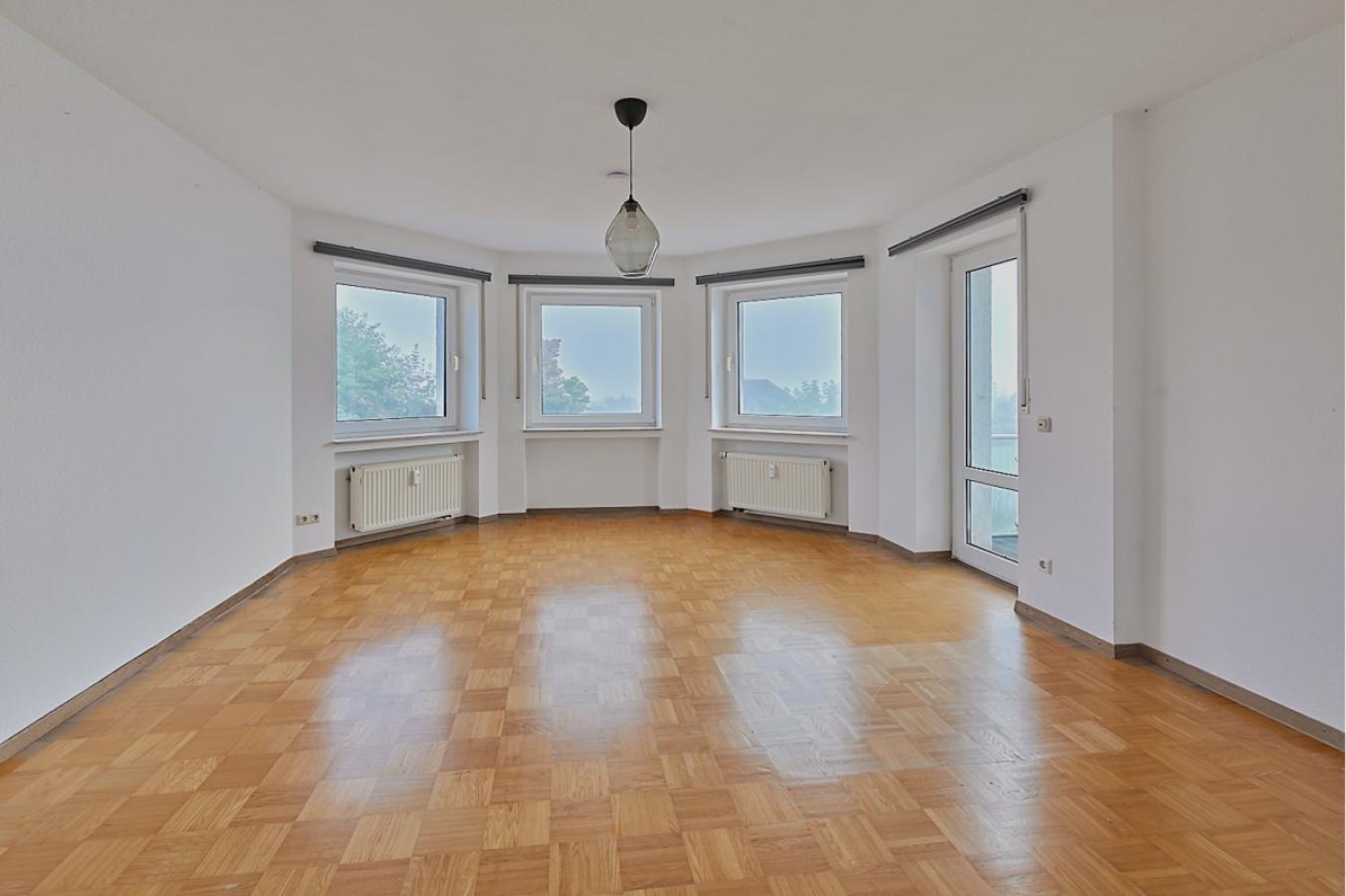 Schlafzimmer mit Balkonzugang, Erker und schöner Fernsicht