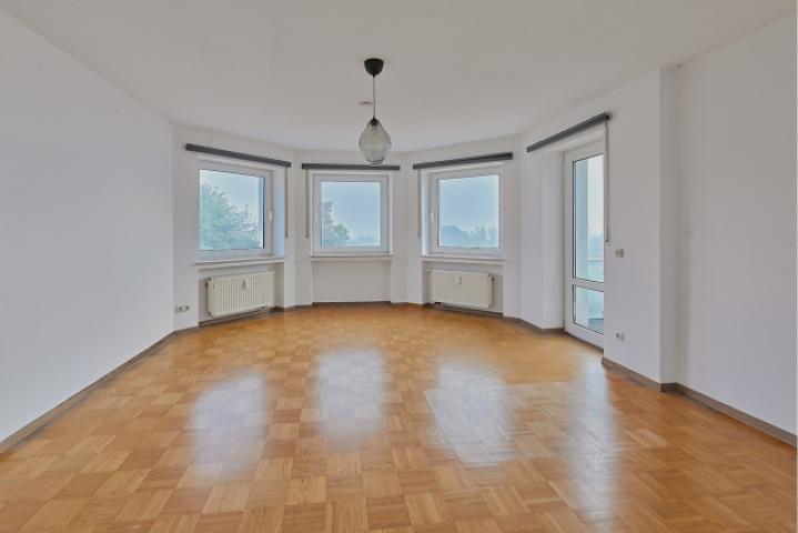 Schlafzimmer mit Balkonzugang, Erker und schöner Fernsicht