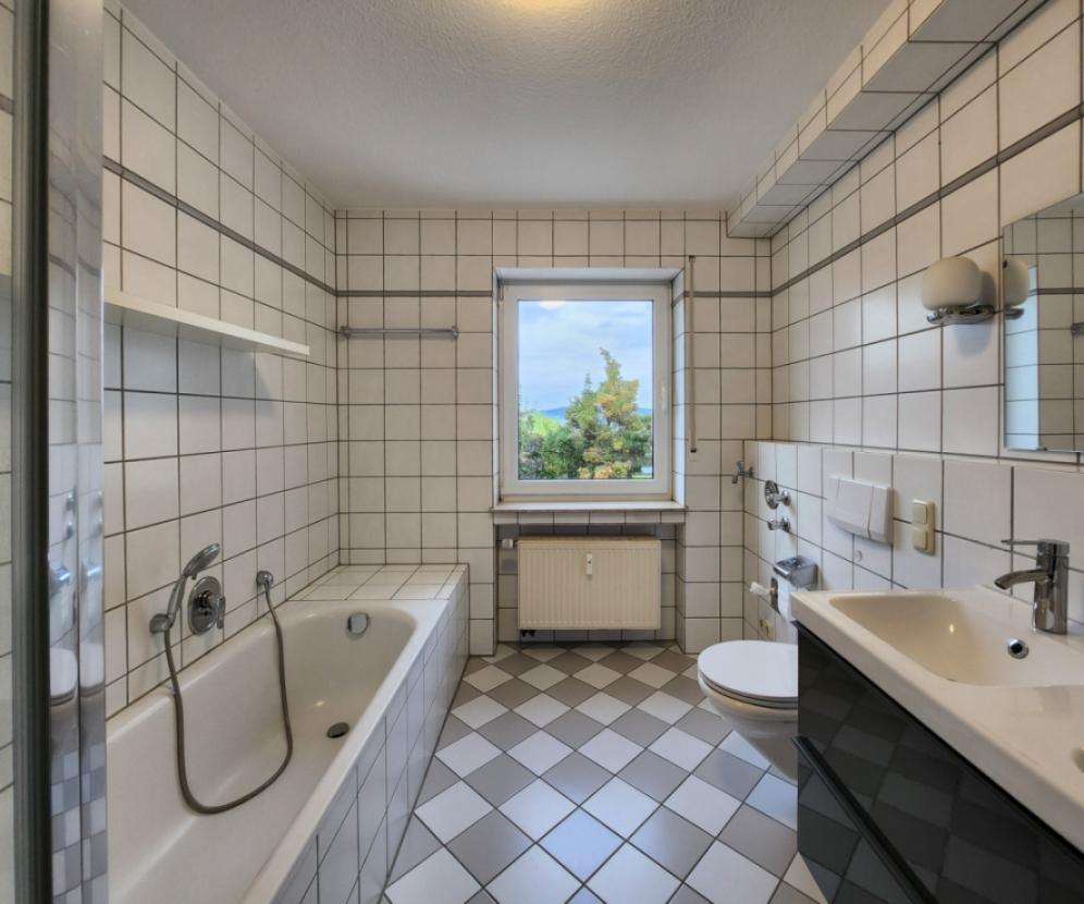 5 Tageslicht-Bad mit Doppelwaschbecken, Badewanne und Dusche