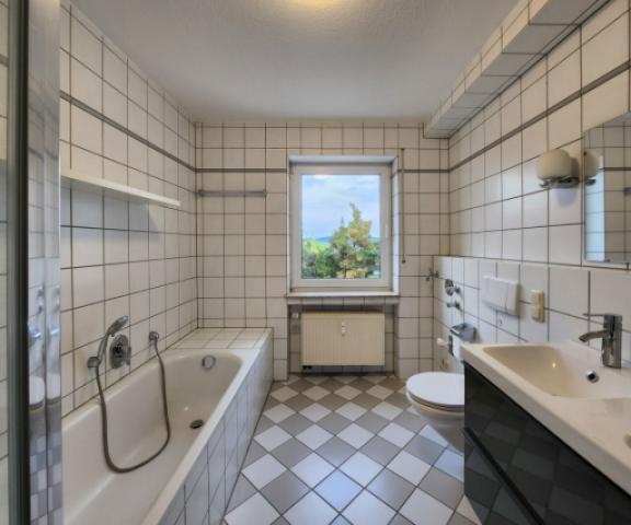 5 Tageslicht-Bad mit Doppelwaschbecken, Badewanne und Dusche