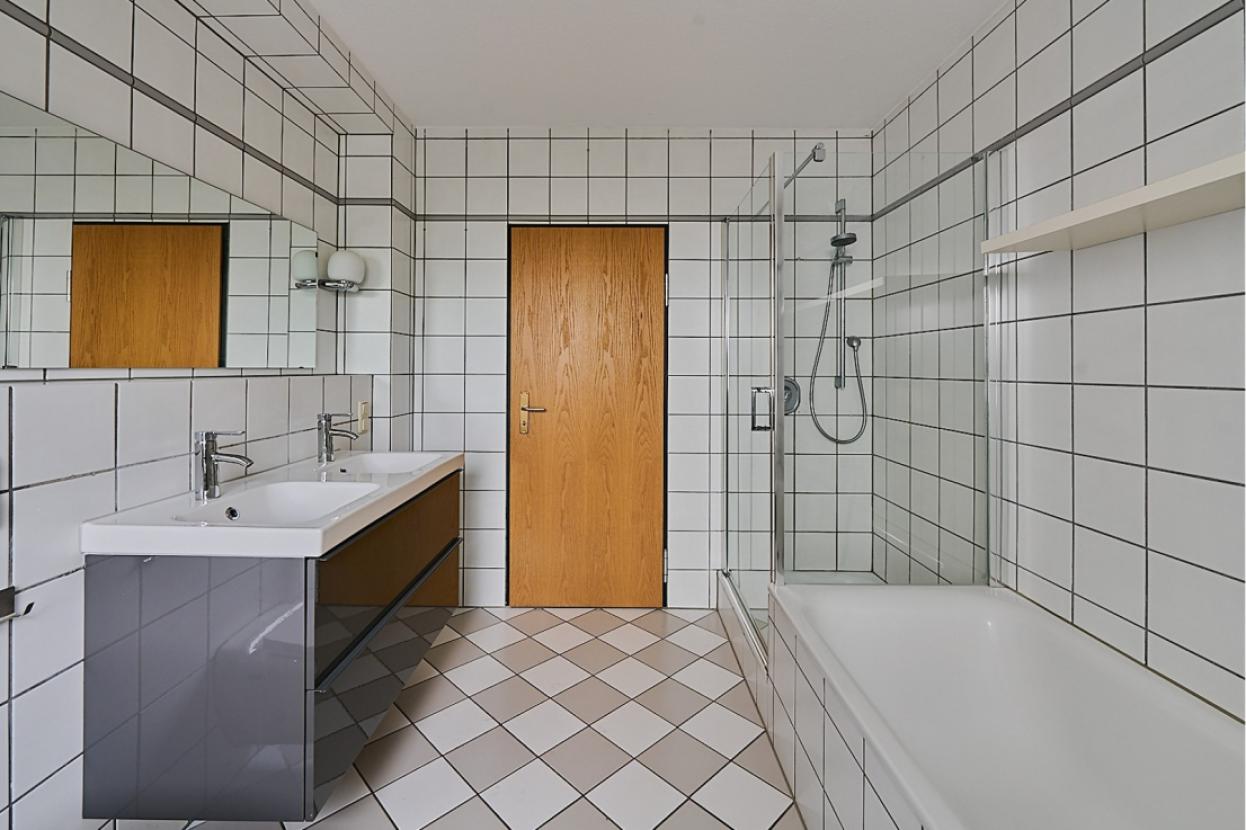 Tageslicht-Bad mit Badewanne, Dusche und Doppelwaschbecken