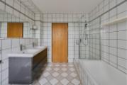 Tageslicht-Bad mit Badewanne, Dusche und Doppelwaschbecken