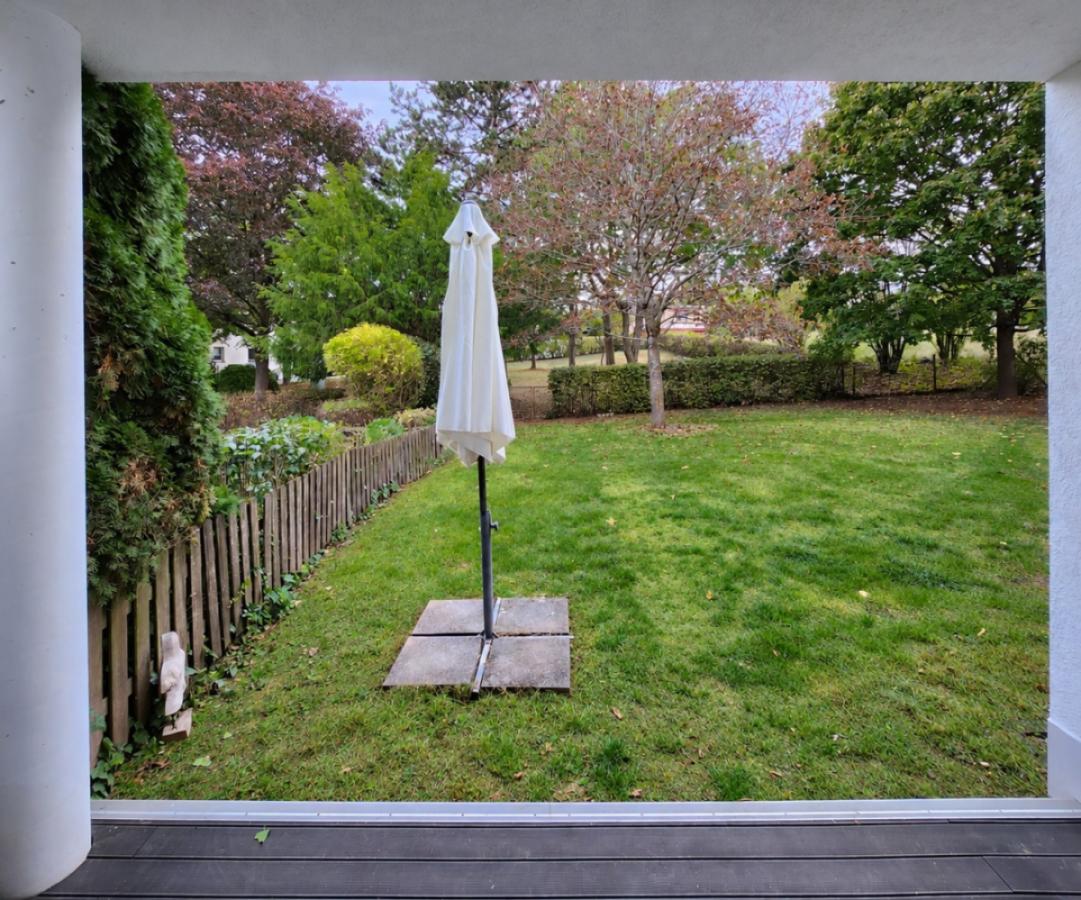 7 Blick von der Südwest-Terrasse in den der Wohnung zugeordneten Gartenanteil