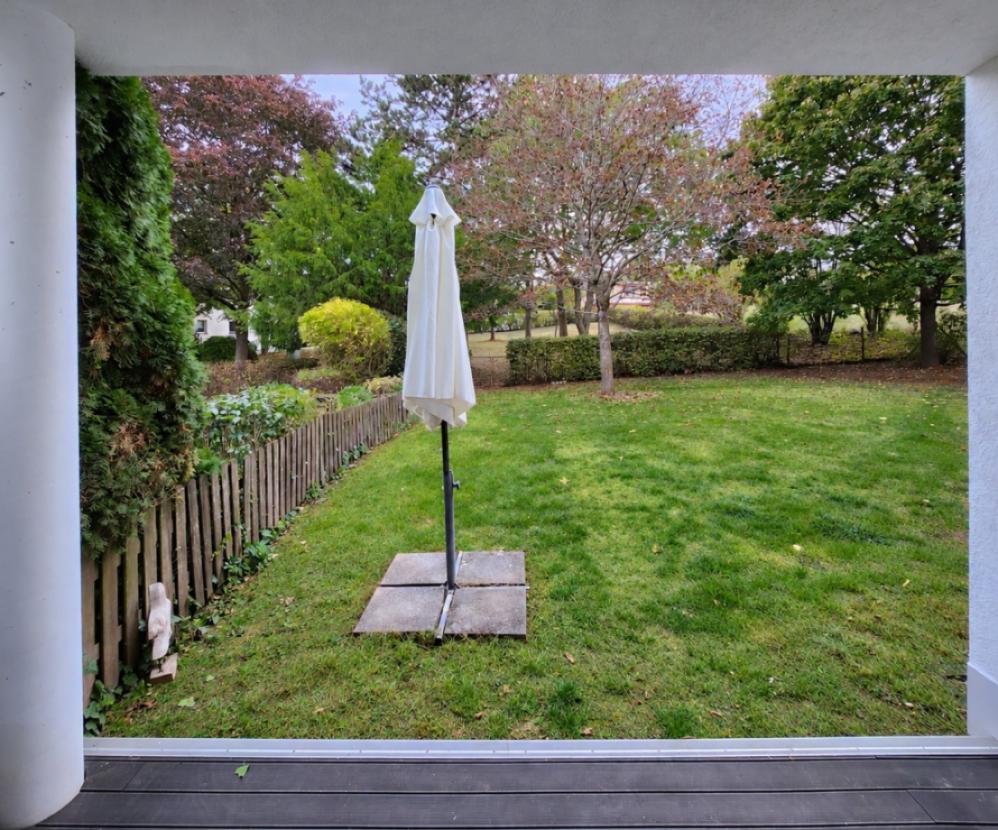 7 Blick von der Südwest-Terrasse in den der Wohnung zugeordneten Gartenanteil