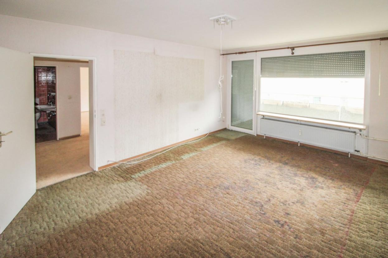 Wohnzimmer mit Balkonzugang