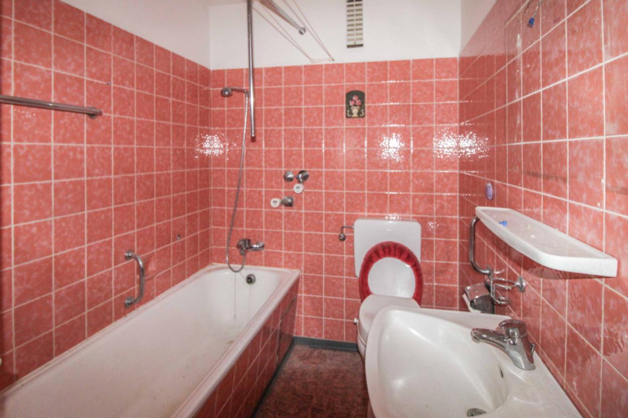 renovierungsbedürftige Bad