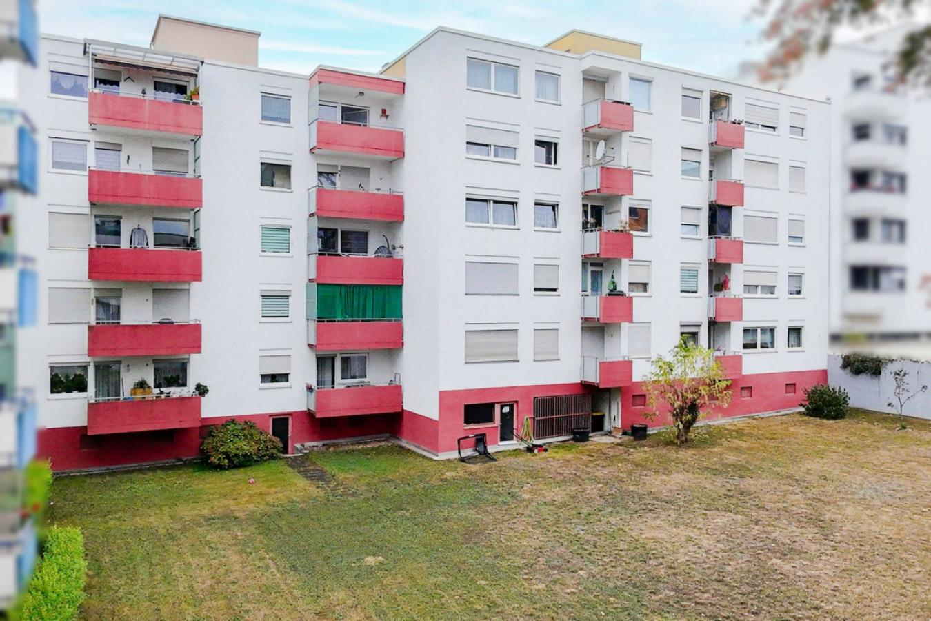 Haussansicht hinten mit Gartenfläche_