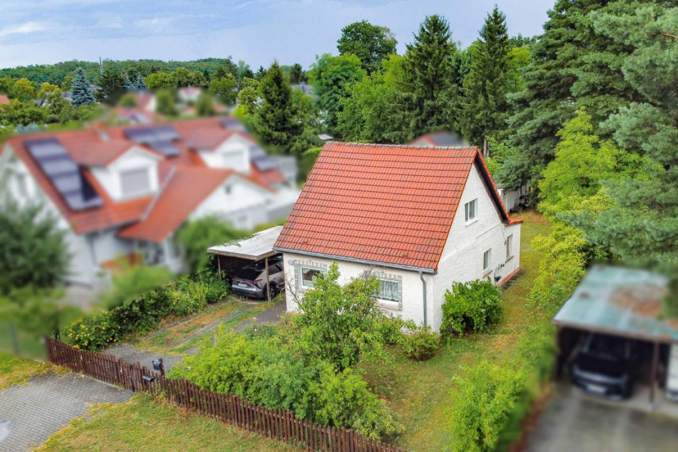Luftbild Fassade und Carport