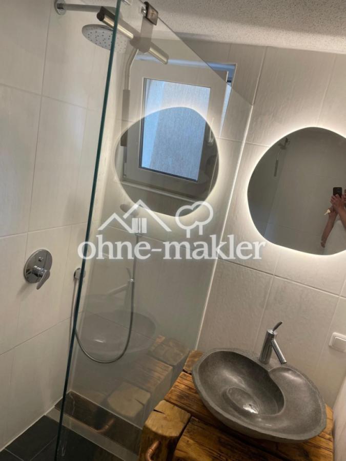 Badezimmer mit Regendusche