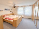 Schlafzimmer / KI aufgeräumt