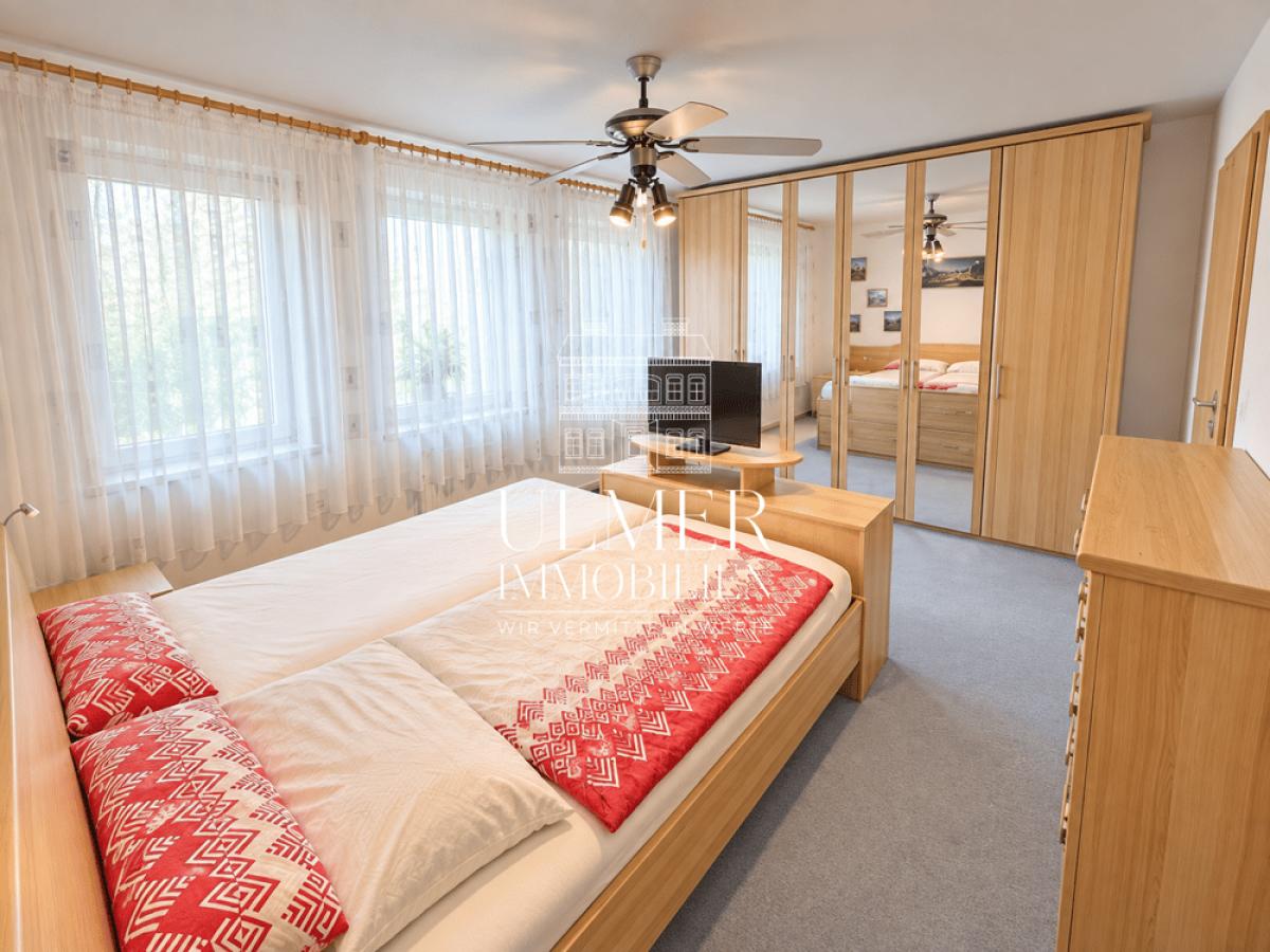 Schlafzimmer / KI aufgeräumt