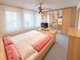 Schlafzimmer / KI aufgeräumt