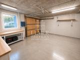 Garage (mit KI aufgeräumt)