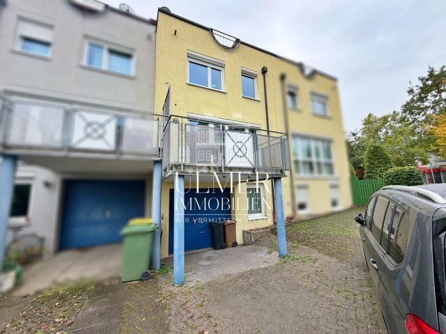 Rückansicht mit der Garage 