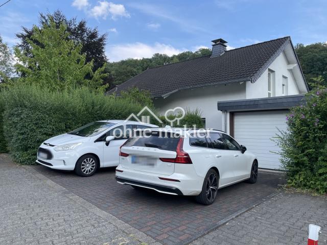 Garage und Stellplätze