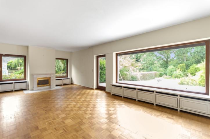 Wohnzimmer mit offenem Kamin