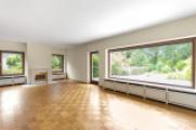Wohnzimmer mit offenem Kamin