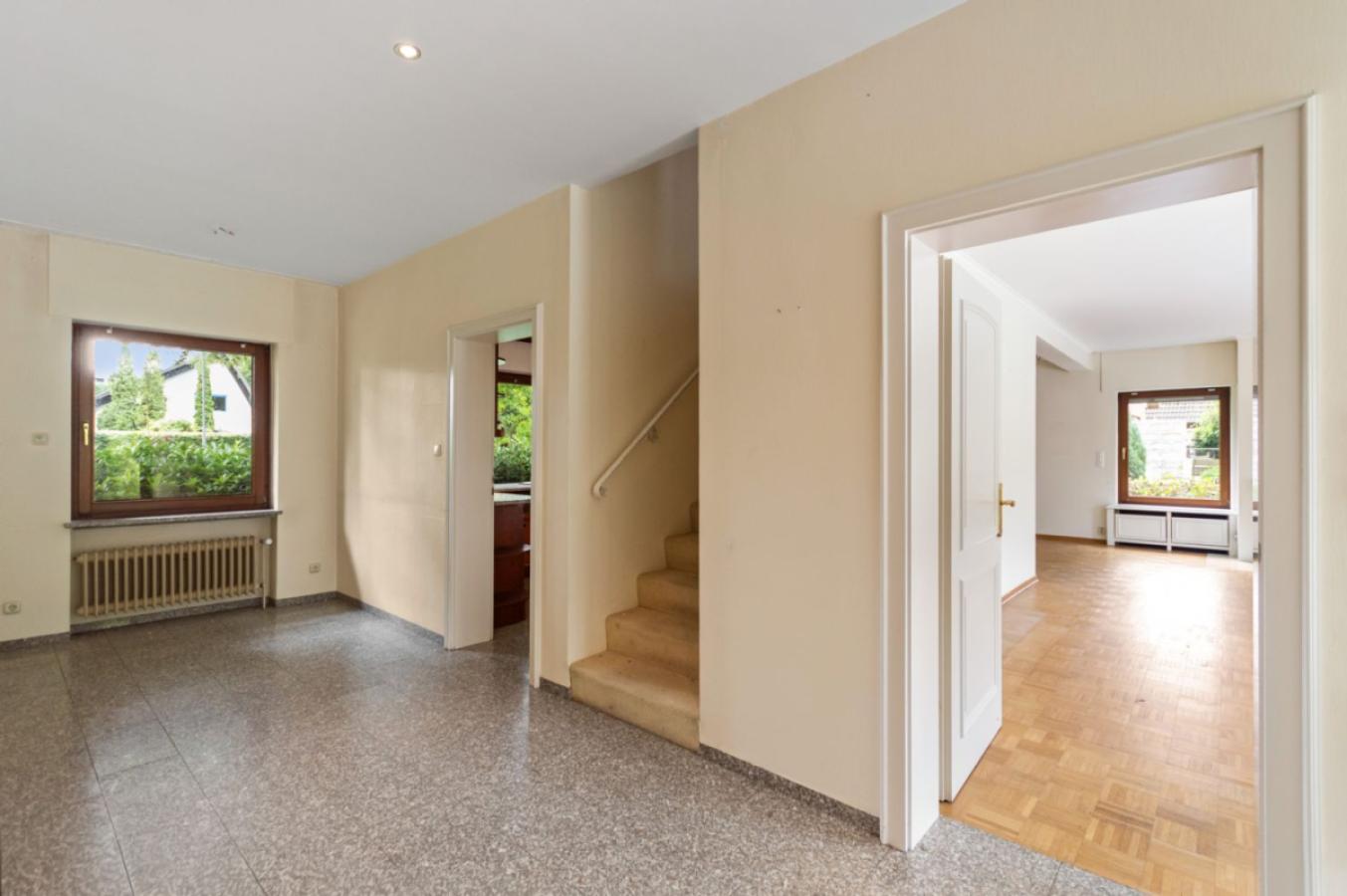 Zentrale Diele mit Treppe zum DG