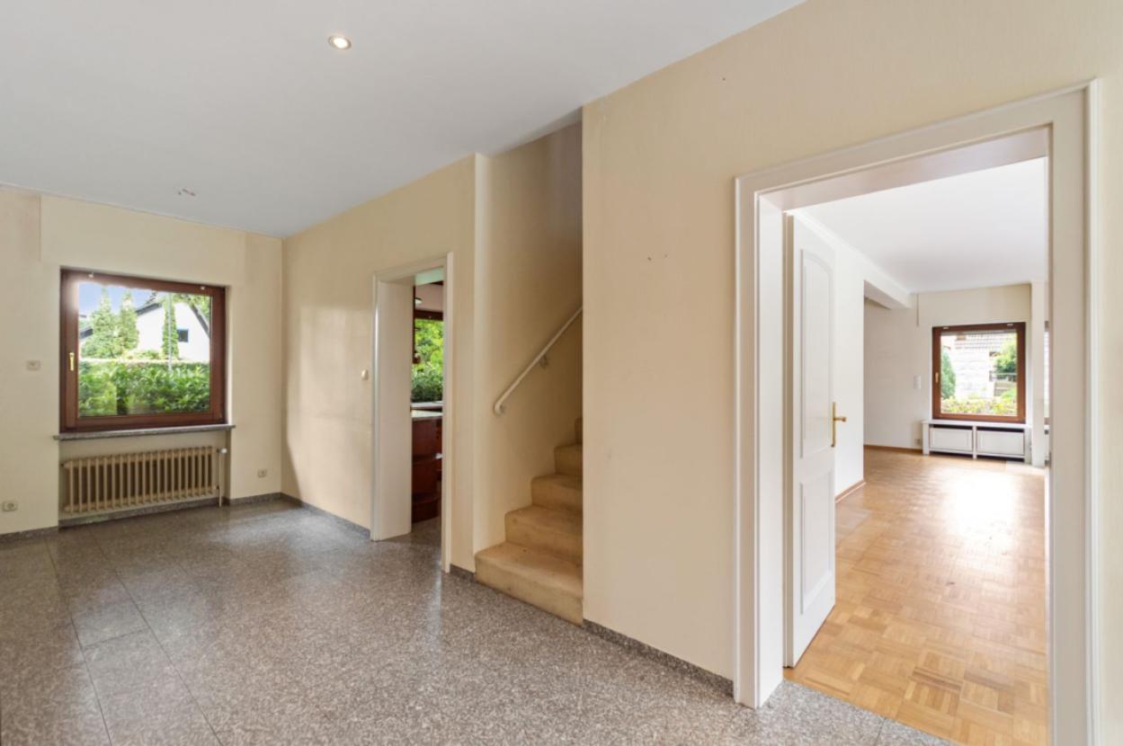 Zentrale Diele mit Treppe zum DG