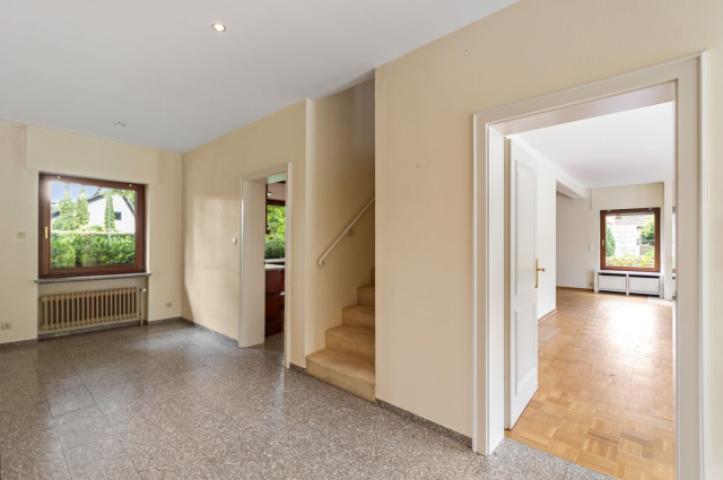 Zentrale Diele mit Treppe zum DG