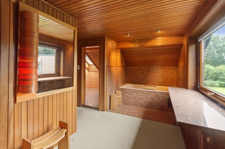 Wanne in der Sauna-Ruhezone