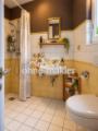 Blick ins WC mit Dusche
