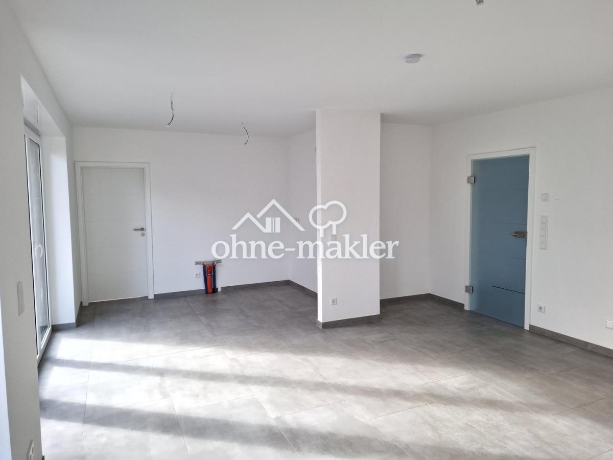 Wohnzimmer mit offener Küche