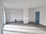 Wohnzimmer mit offener Küche