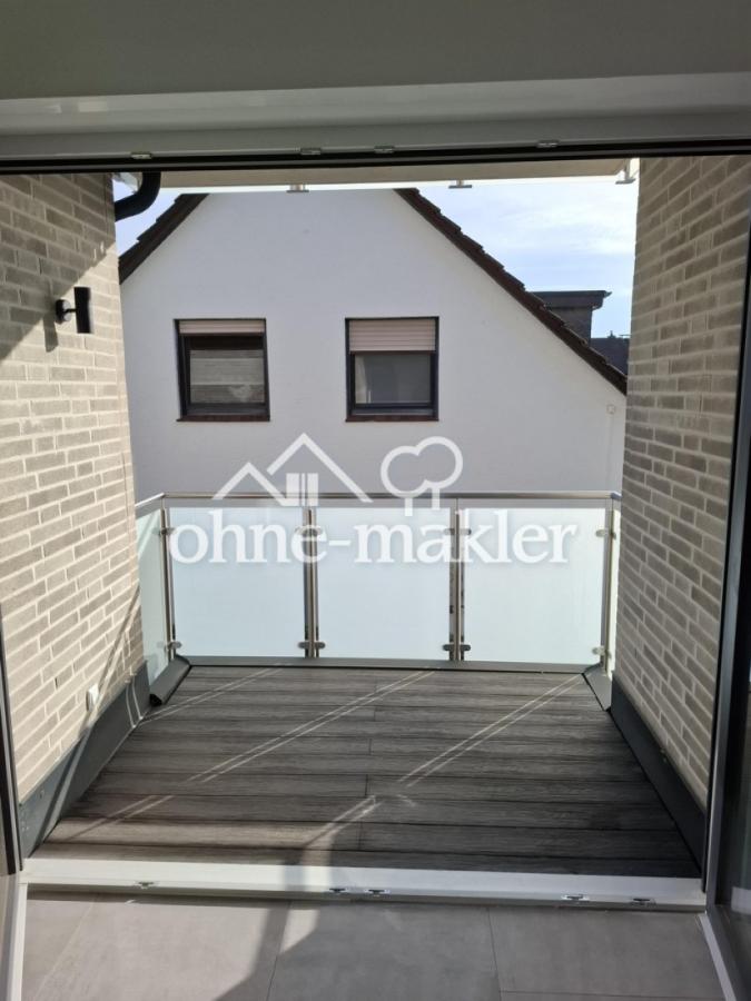 Balkon mit geöffneten Fenstern