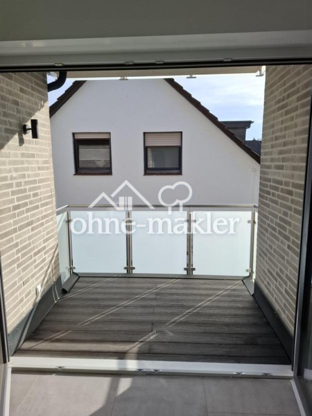 Balkon mit geöffneten Fenstern