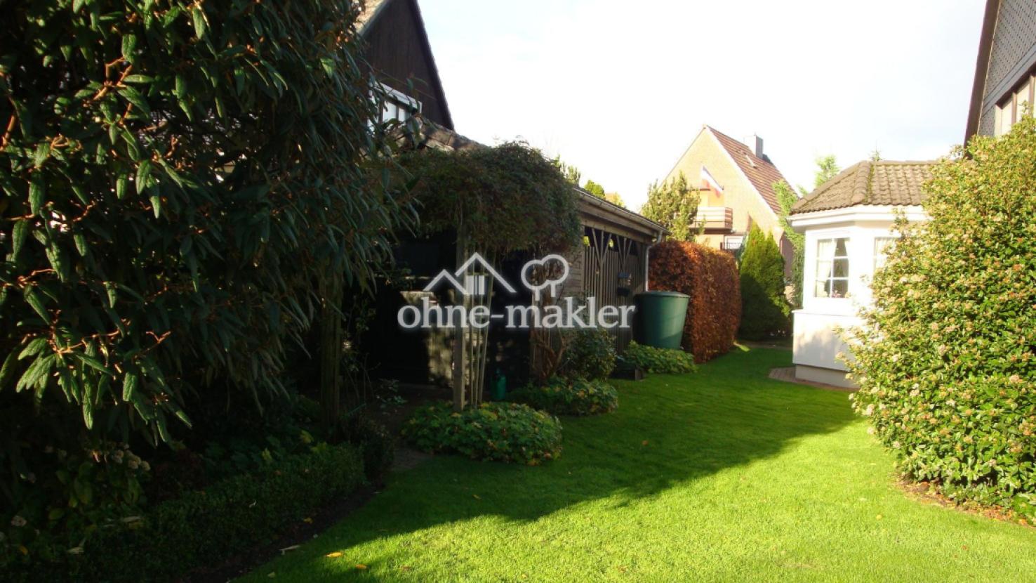 Garten mit Carport