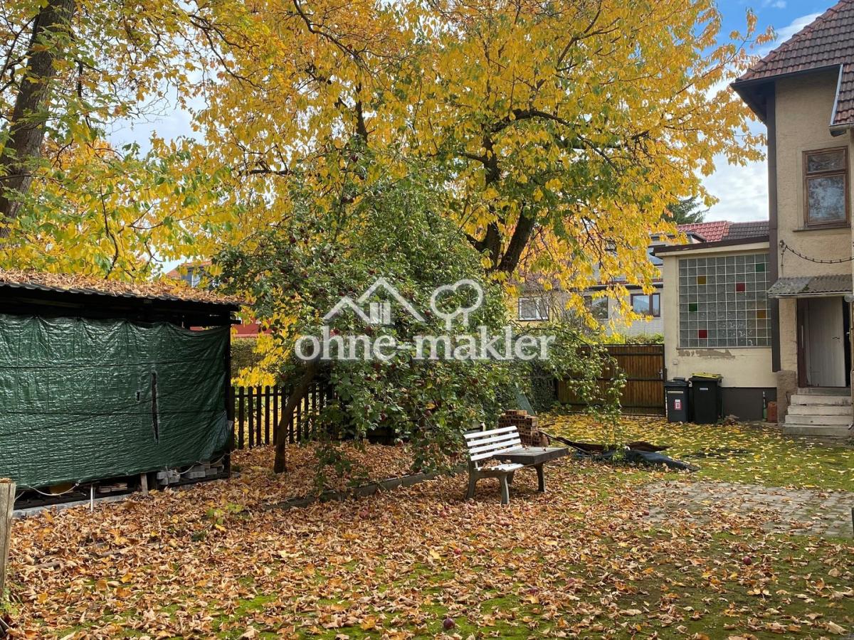 Hof mit Apfelbäumen
