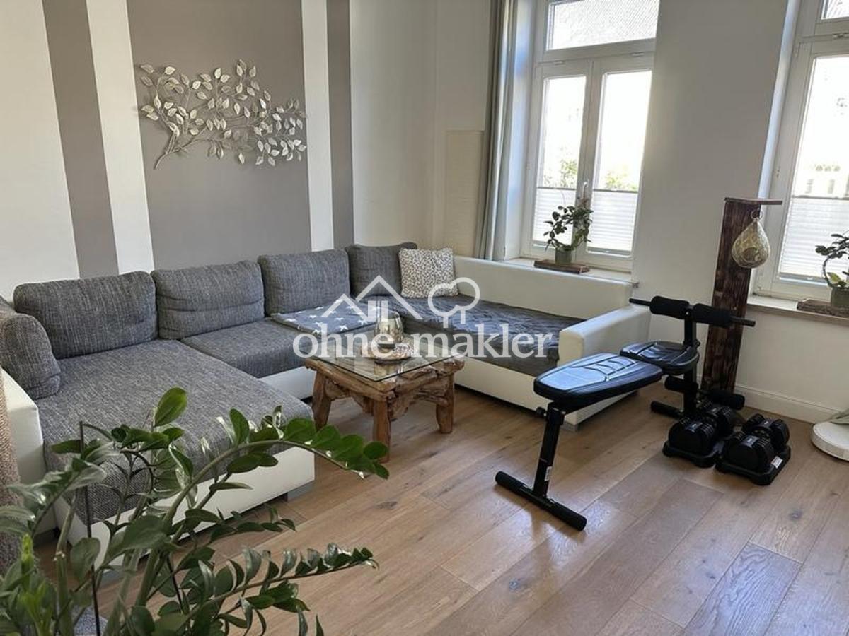 EG: Wohnzimmer mit Stuck