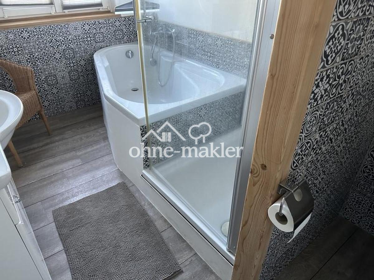 1. OG: Badewanne und Dusche