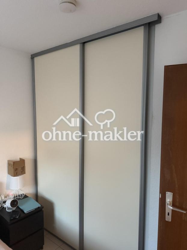 10 - Schlafzimmer mit Schrank
