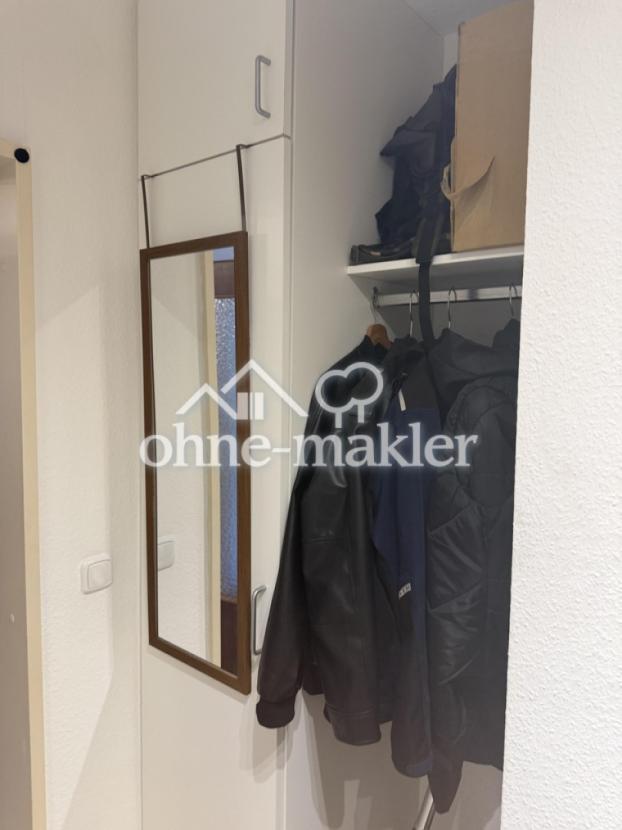 12 - Flur mit Schrank bewohnt