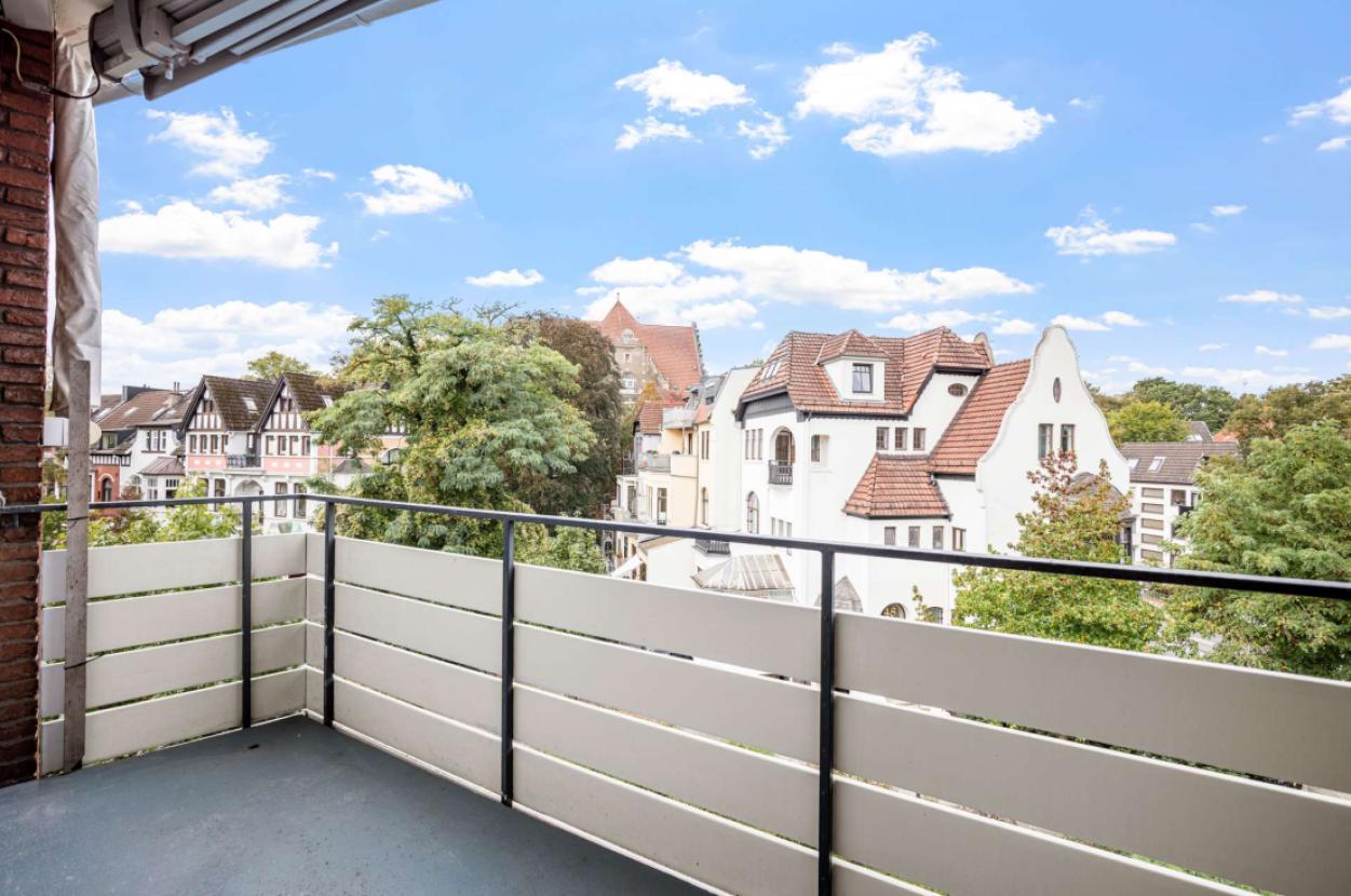 Balkon mit Markise und Schirm