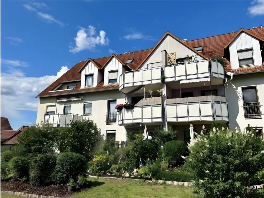 Außenansicht mit Balkonen und Garten