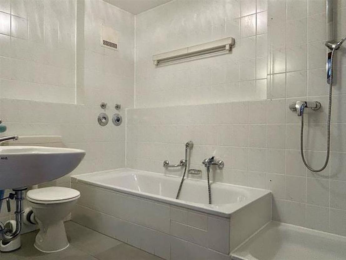 Bad mit Badewanne, Dusche und WC (1. Ebene)