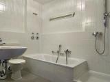 Bad mit Badewanne, Dusche und WC (1. Ebene)