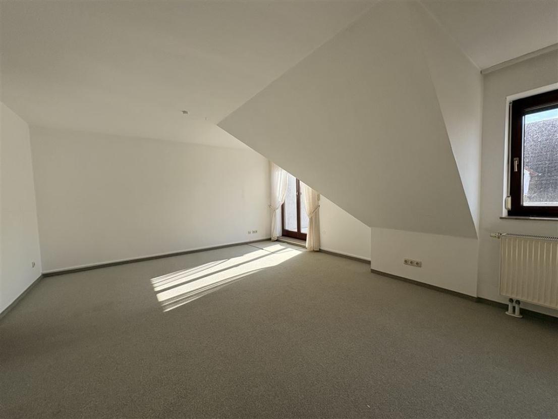 Helles Zimmer mit Dachschräge