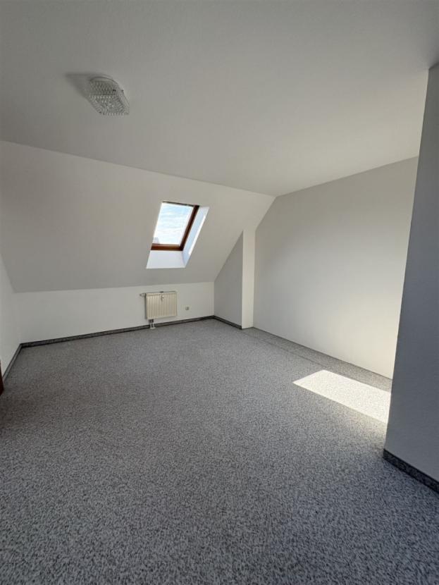 Helles Zimmer mit Dachflächenfenster