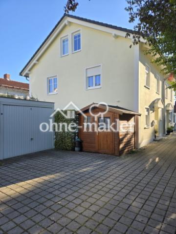 Weitere Hausansicht mit Garage