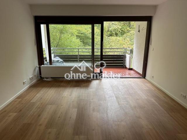 Wohnzimmer mit Balkon 