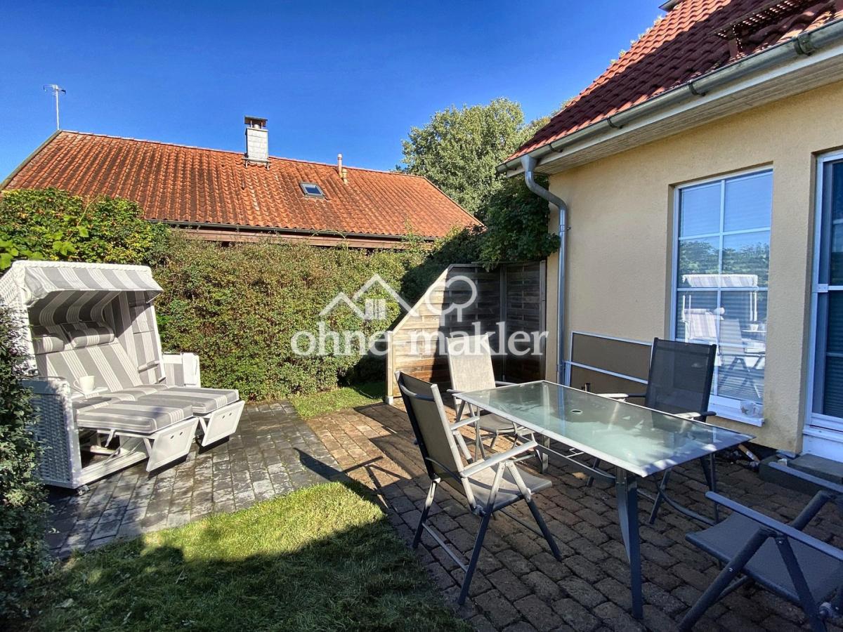 Gartenseite mit Terrasse